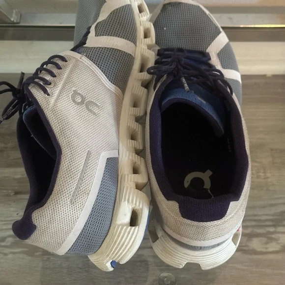 On cloud shoes - Picture 4 of 5